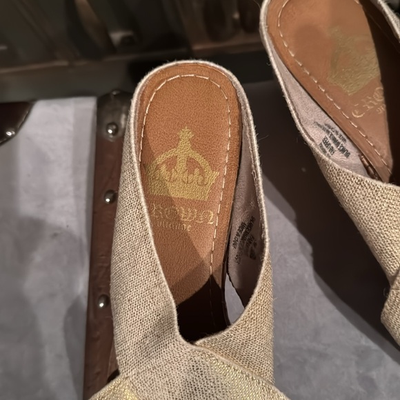 Crown Vintage metallic stretch top sandal - Picture 7 of 7
